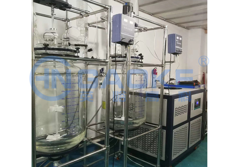 100L双层玻璃反应釜及配套高低温安装完毕